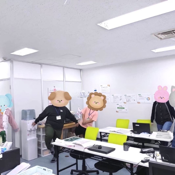 ポーズをとってに写る利用者さんたち