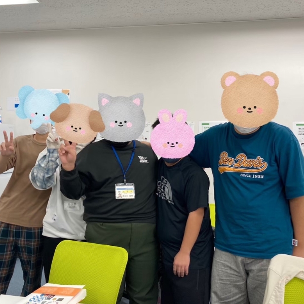 肩を組み記念写真をとる利用者さんたち